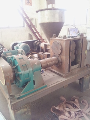 GZL系列干法輾壓造粒機